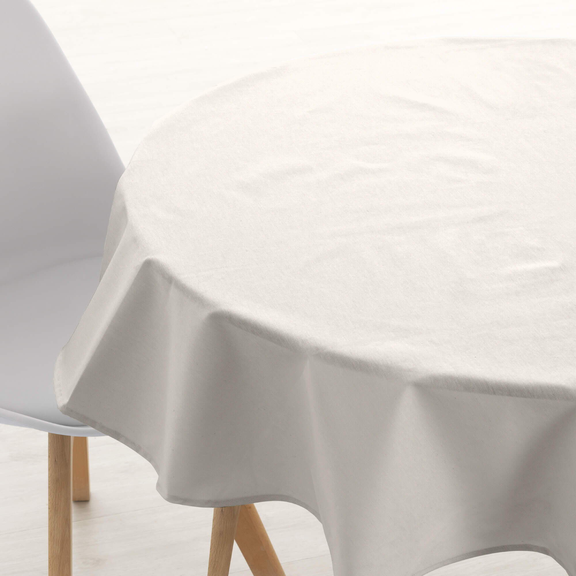 Levante 102 stain-resistant round tablecloth