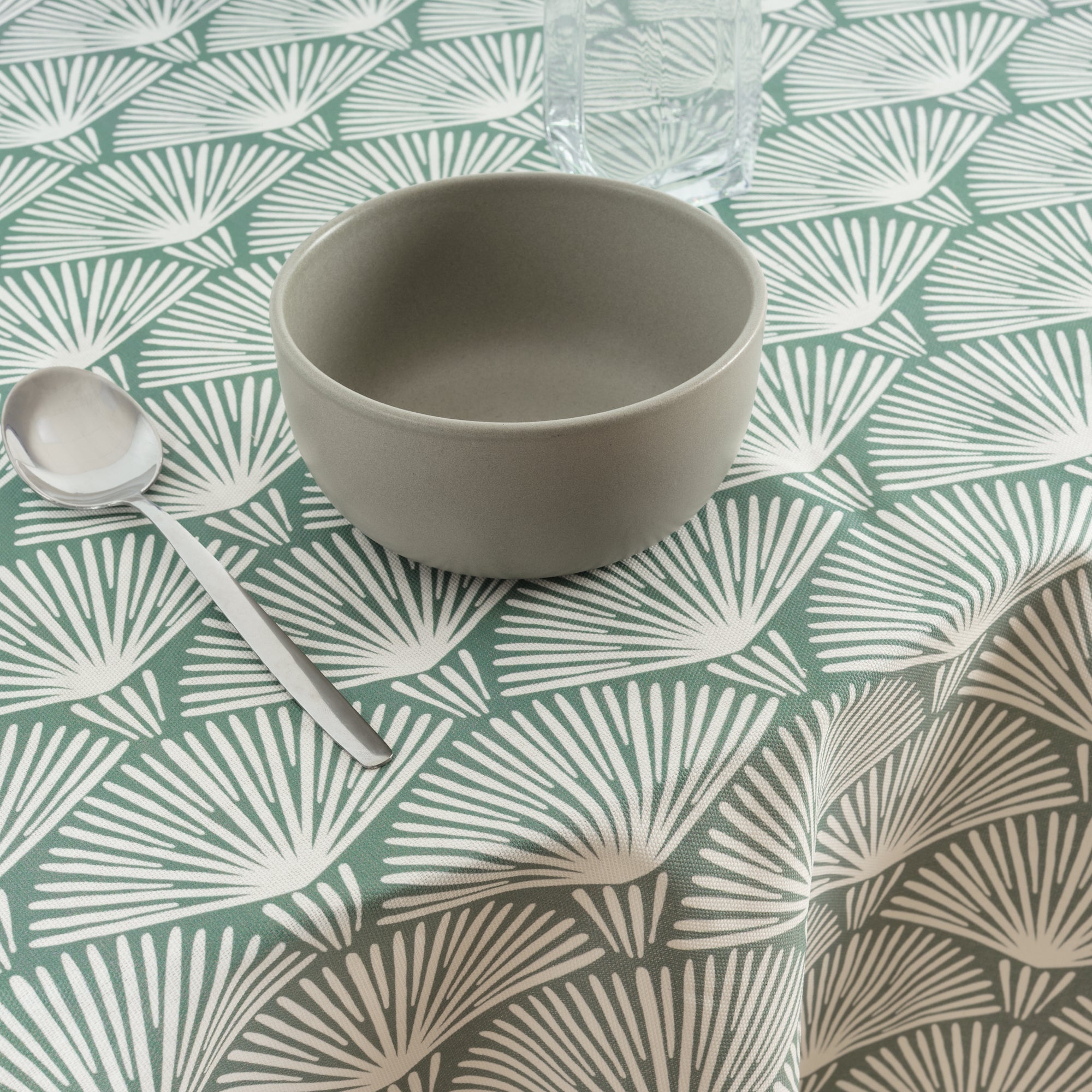 ASENA 4 round stain-resistant tablecloth