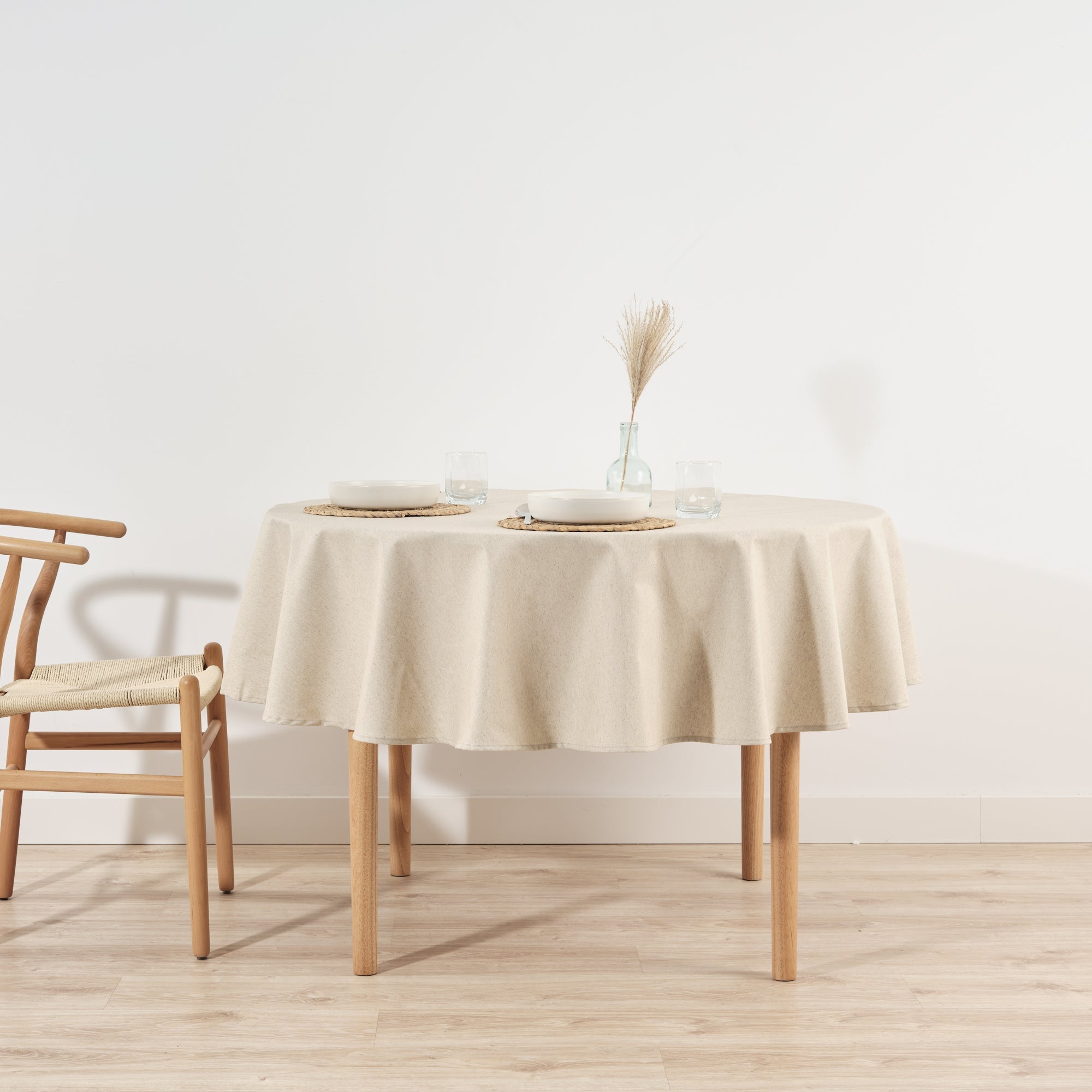 Levante 101 stain-resistant round tablecloth