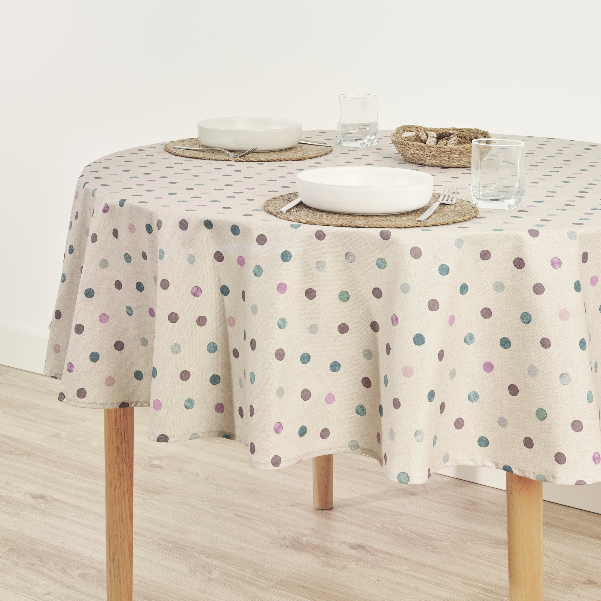 Bibury round stain-resistant tablecloth