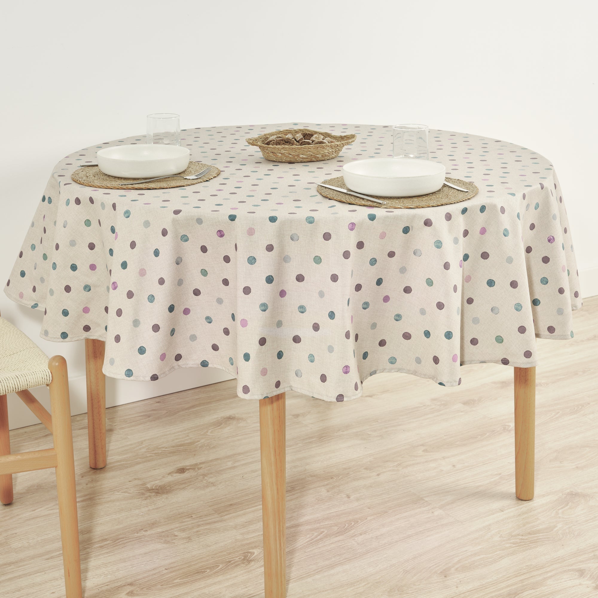 Bibury round stain-resistant tablecloth