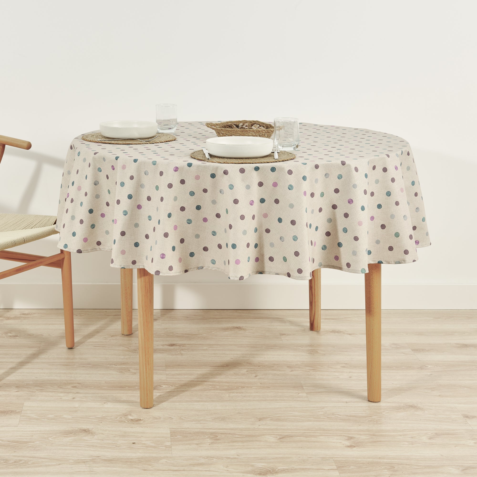 Bibury round stain-resistant tablecloth