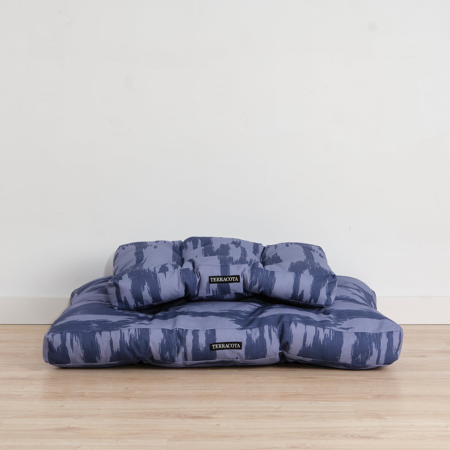 Thick, padded, stain-resistant Mahón pet bed in navy blue