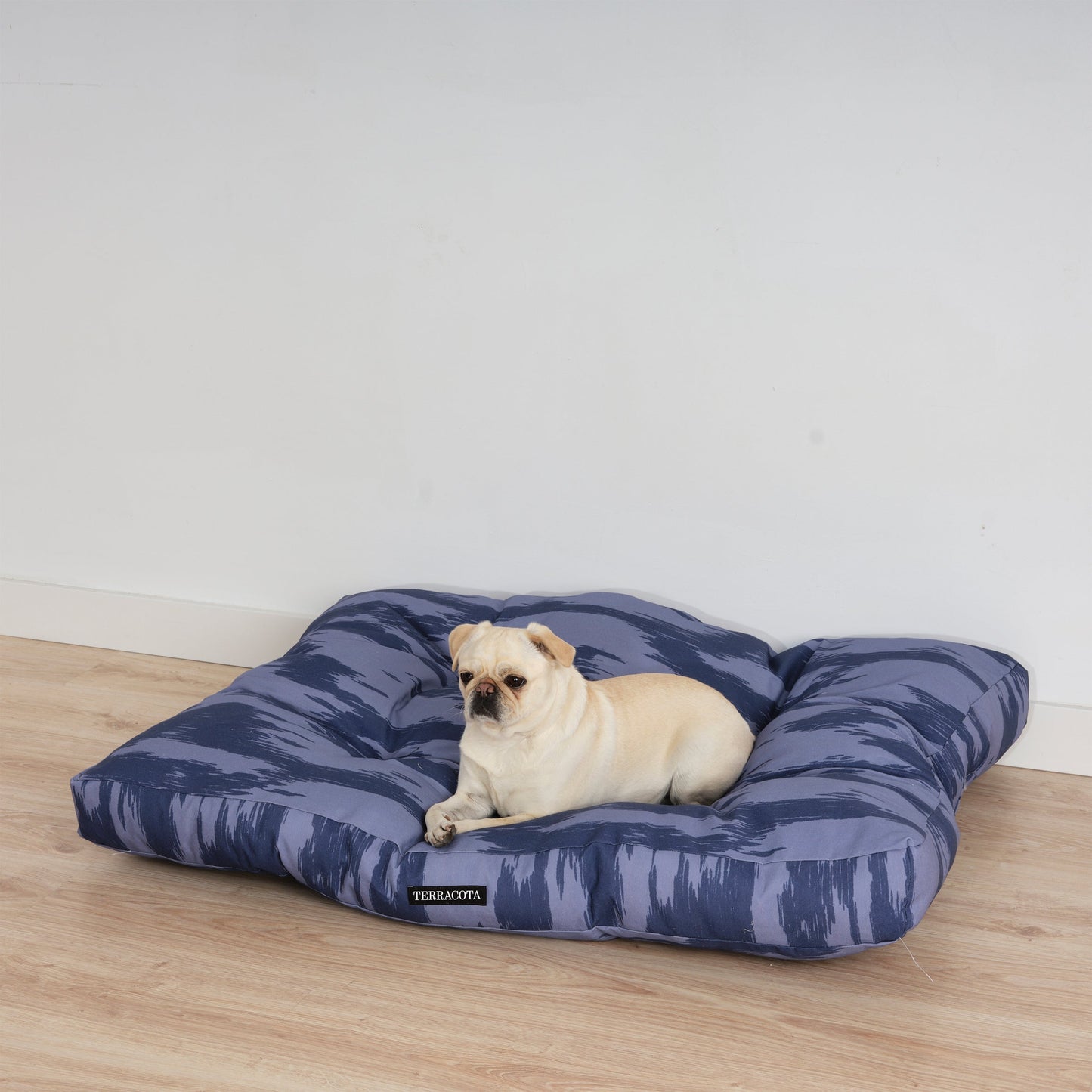 Thick, padded, stain-resistant Mahón pet bed in navy blue