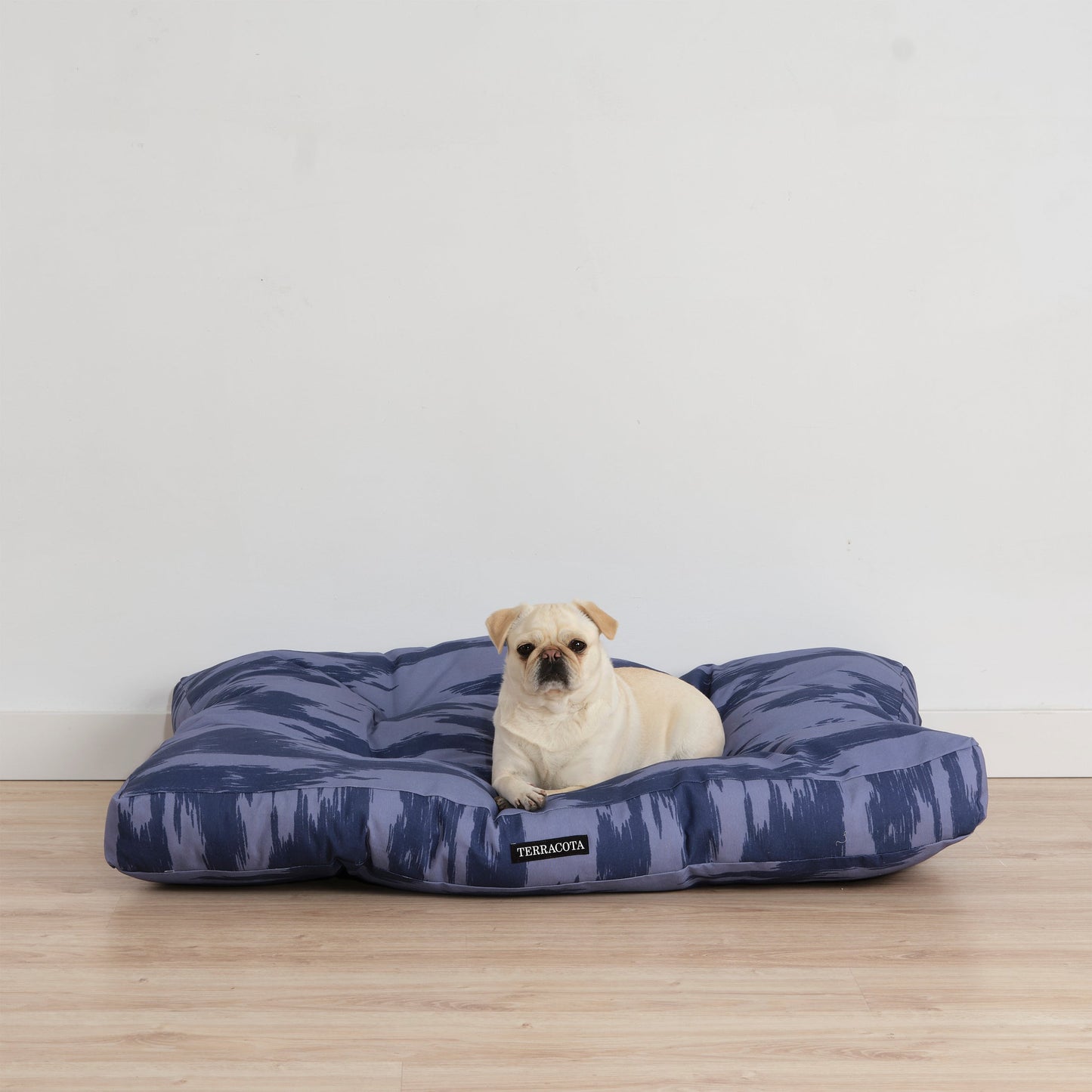 Thick, padded, stain-resistant Mahón pet bed in navy blue