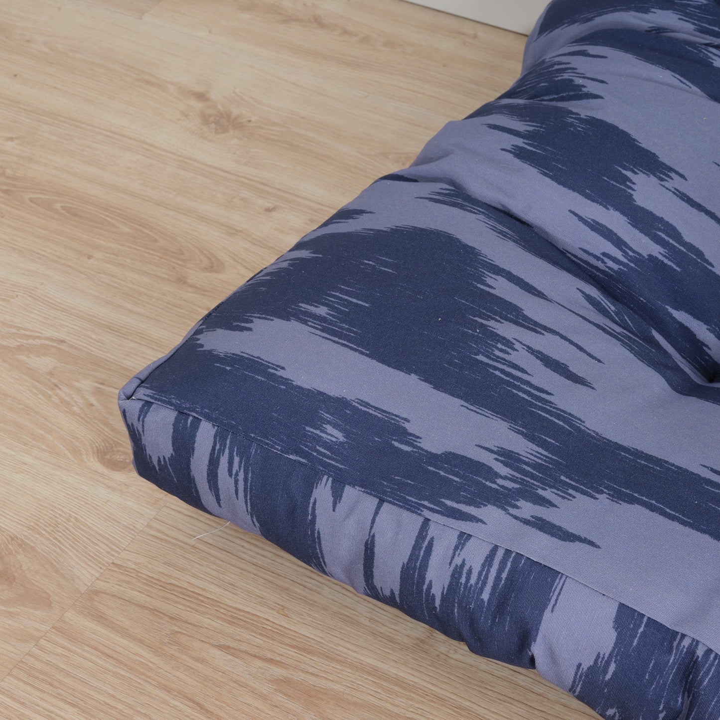 Thick, padded, stain-resistant Mahón pet bed in navy blue