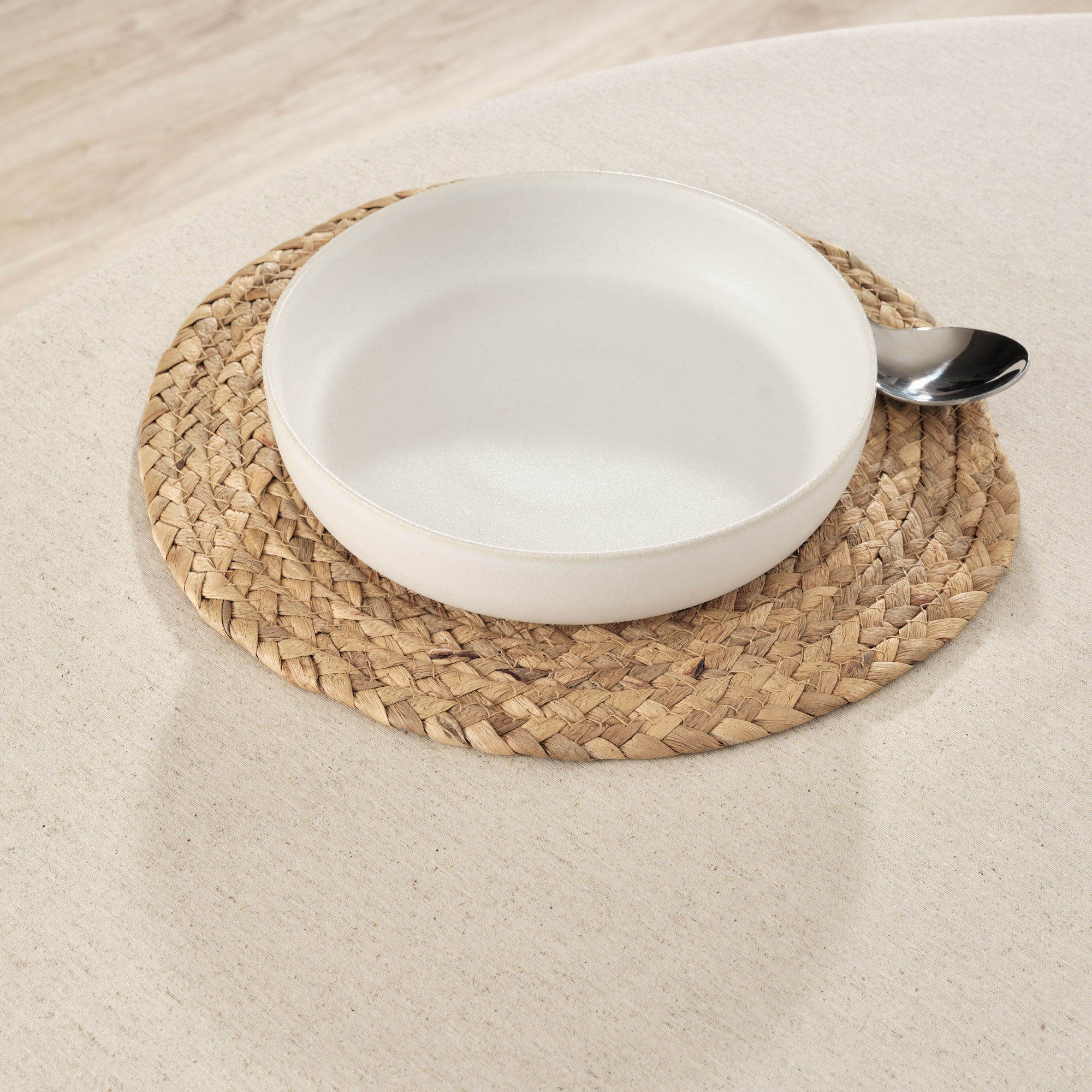 Levante 101 stain-resistant round tablecloth