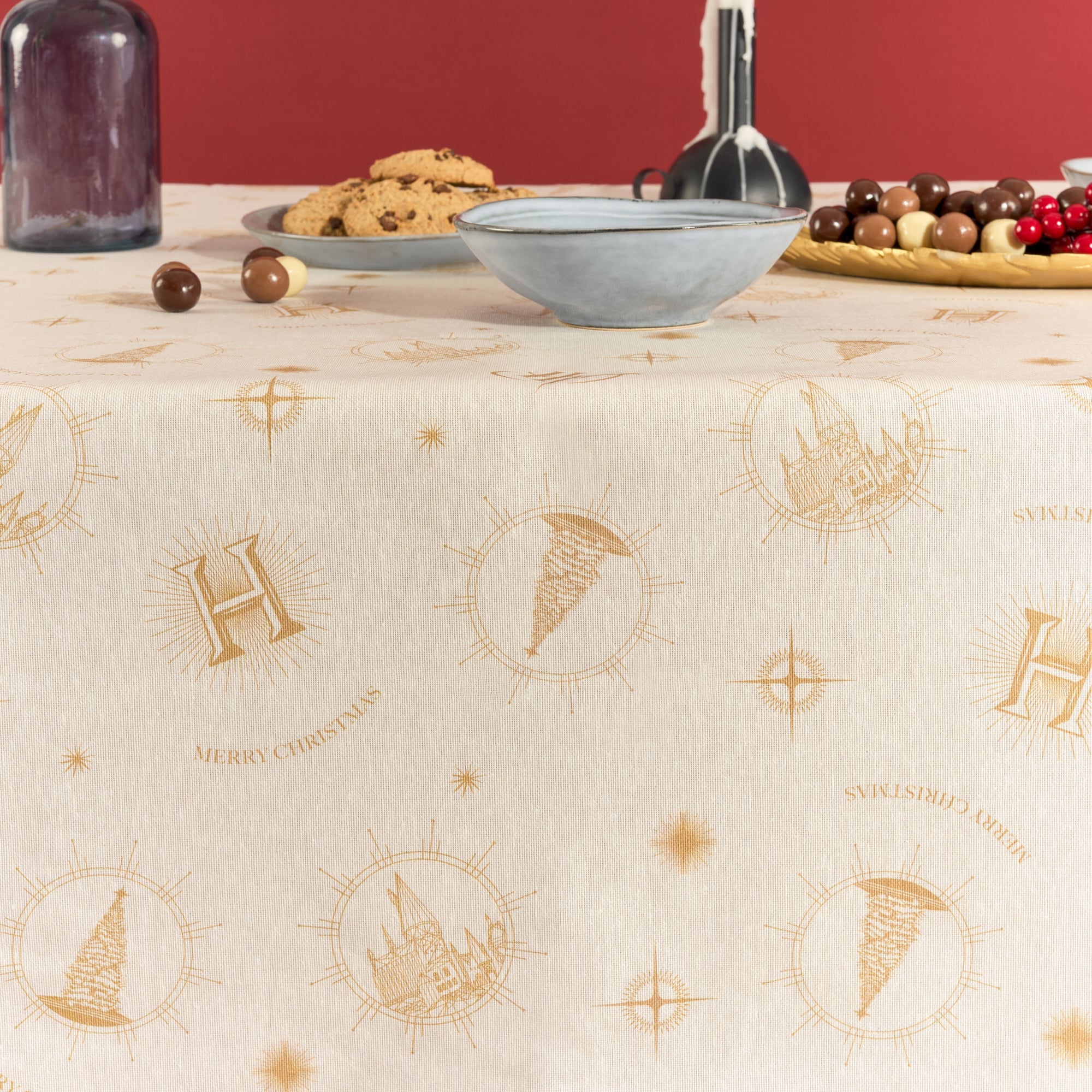 Hogwarts Christmas stain-resistant tablecloth