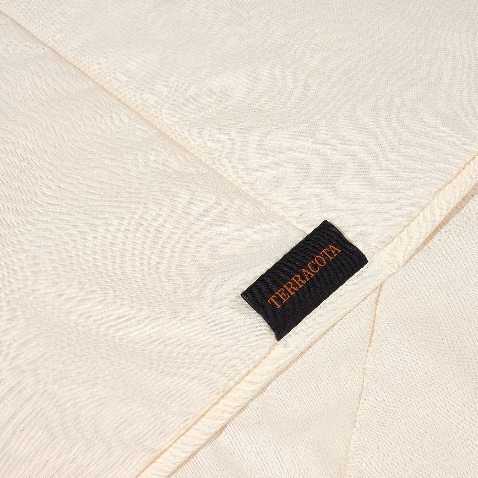 100% cotton Nordic filling with a feather touch of 125 gr.