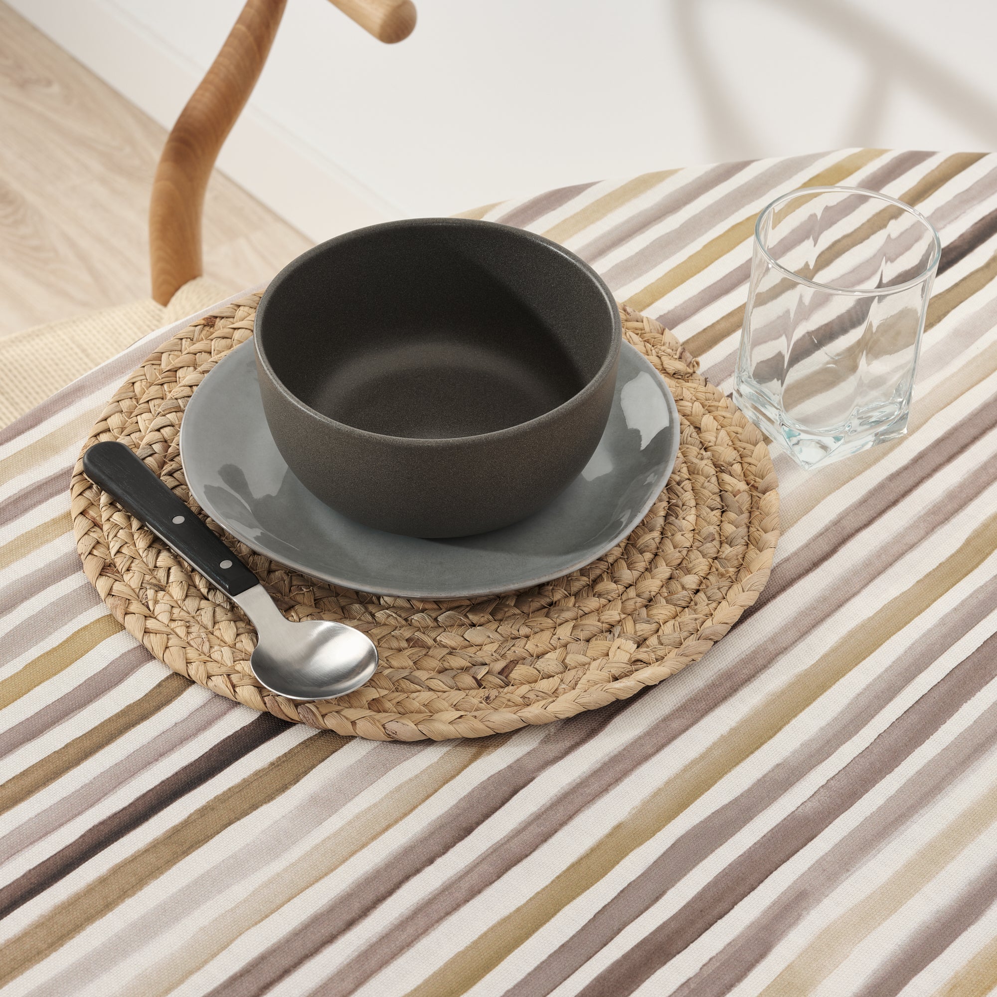 Naiara Brown stain-resistant round tablecloth