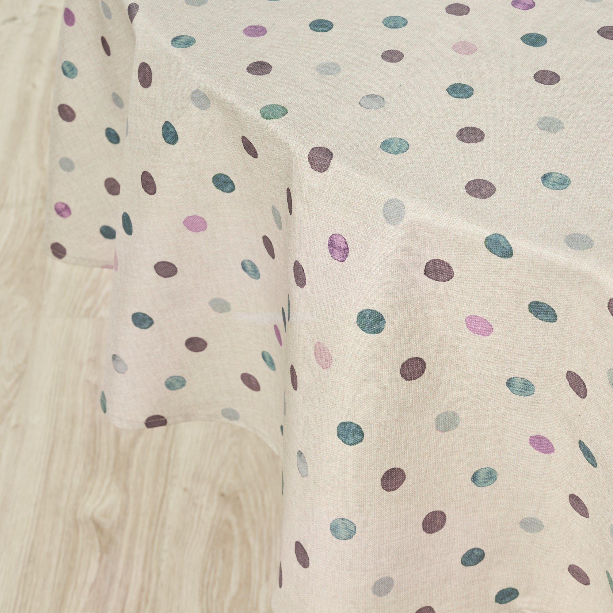 Bibury round stain-resistant tablecloth