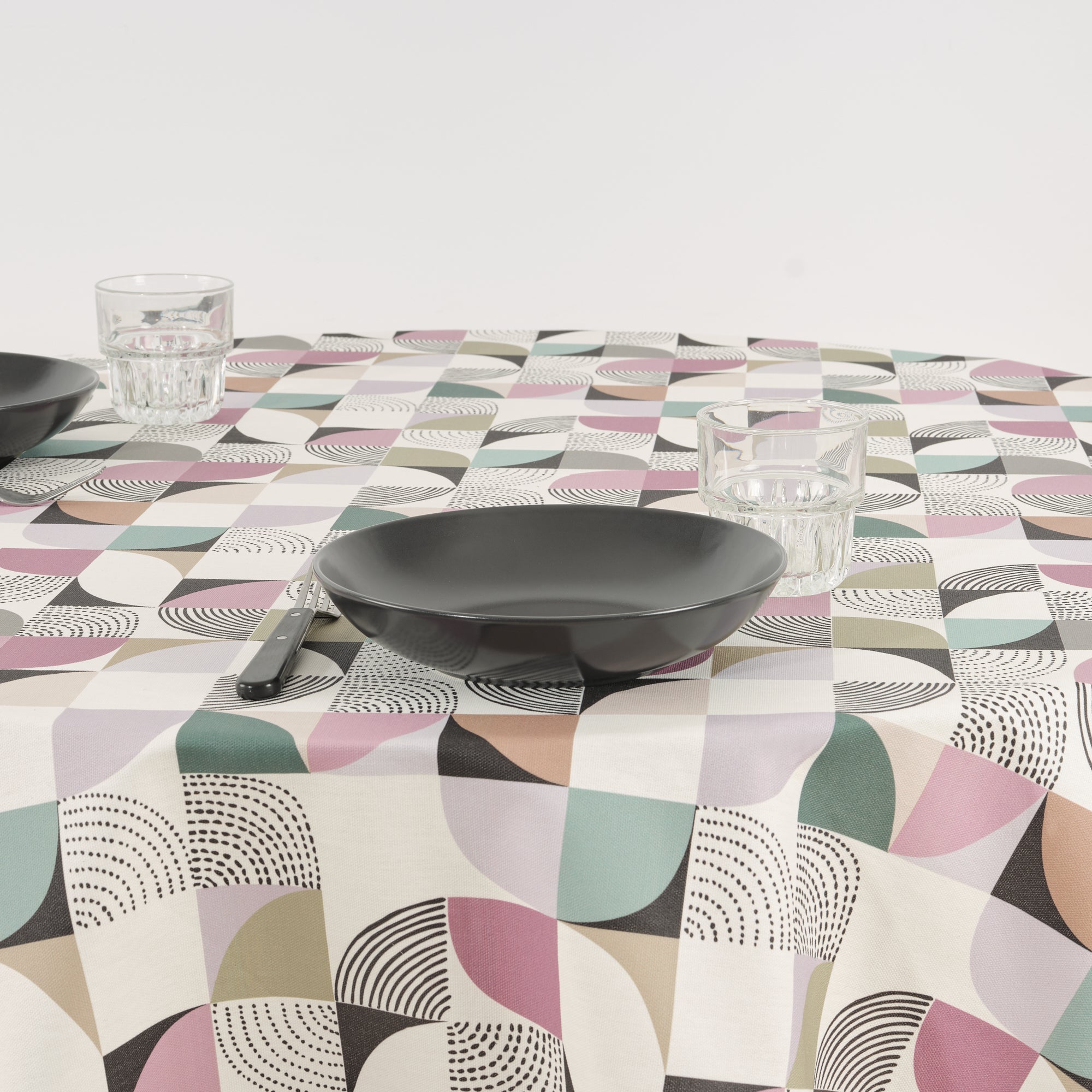 Anna Malva stain-resistant round tablecloth