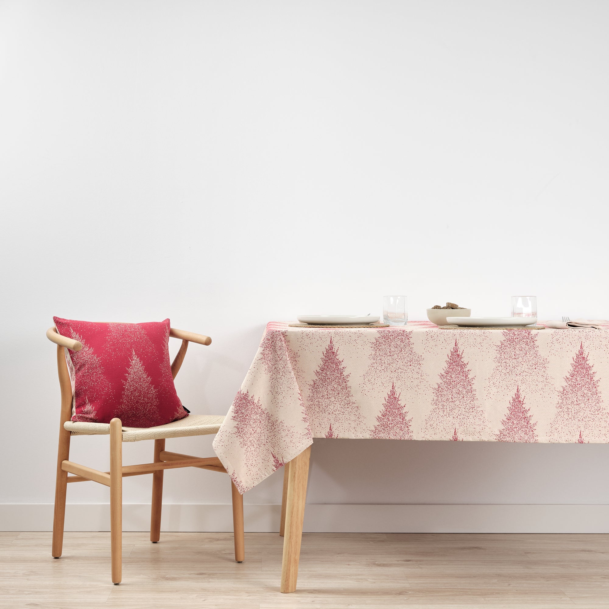 Reversible jacquard stain-resistant tablecloth 33740