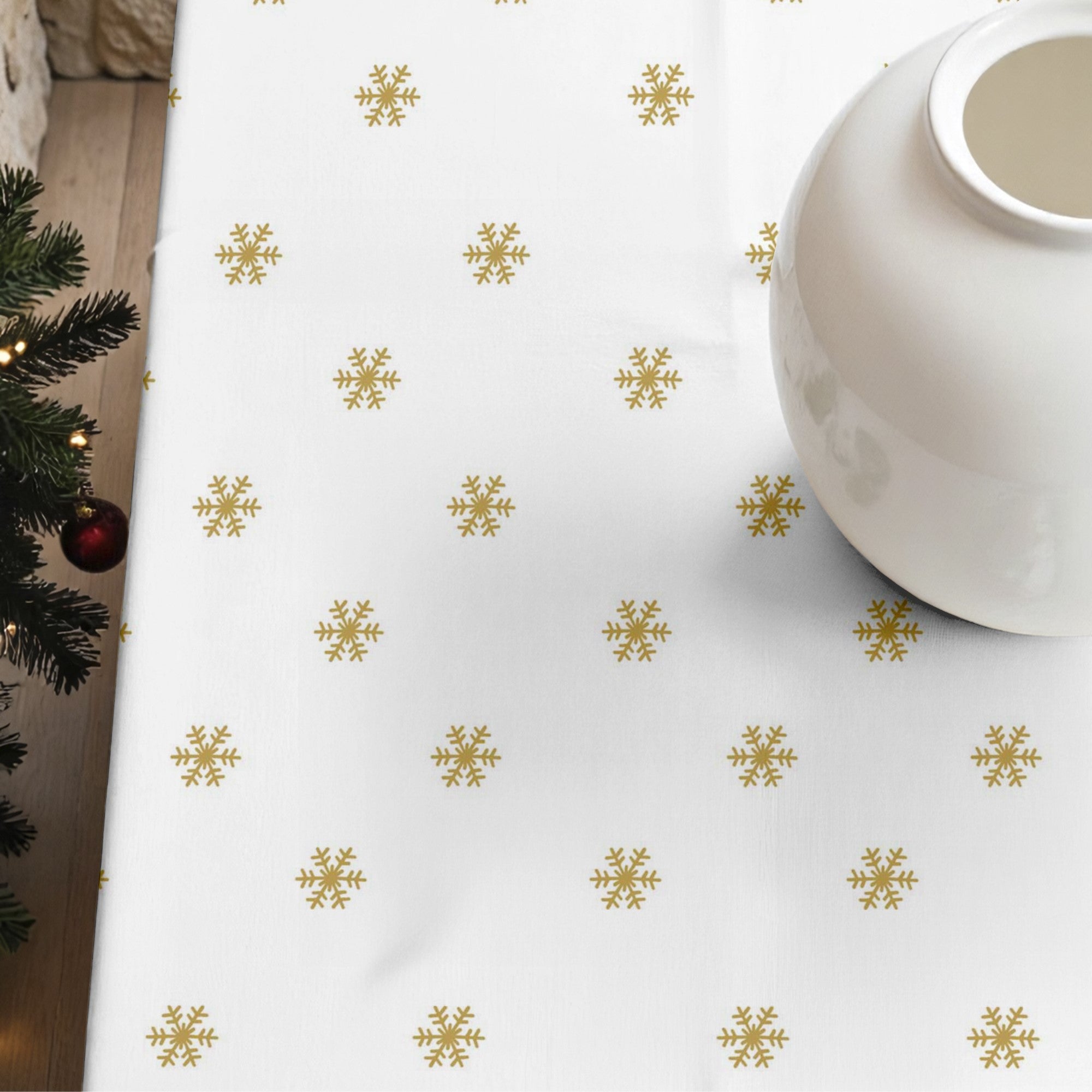 Snowflakes Gold stain-resistant tablecloth