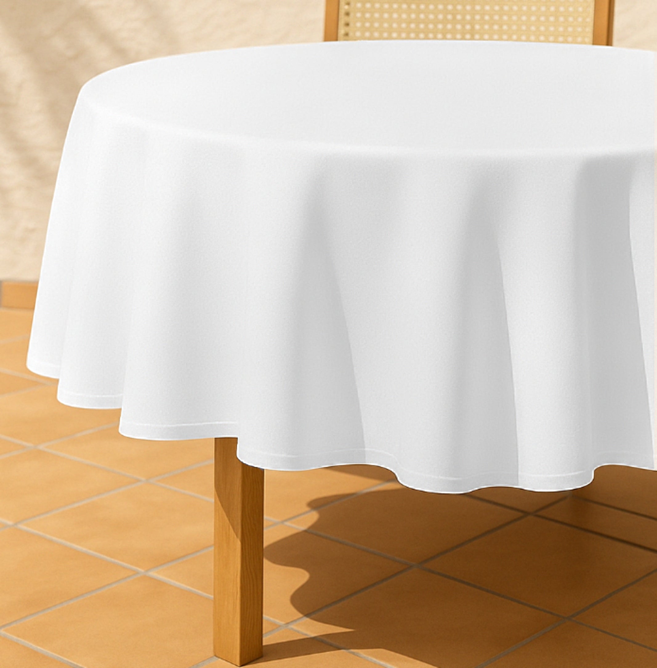 Levante 103 stain-resistant round tablecloth